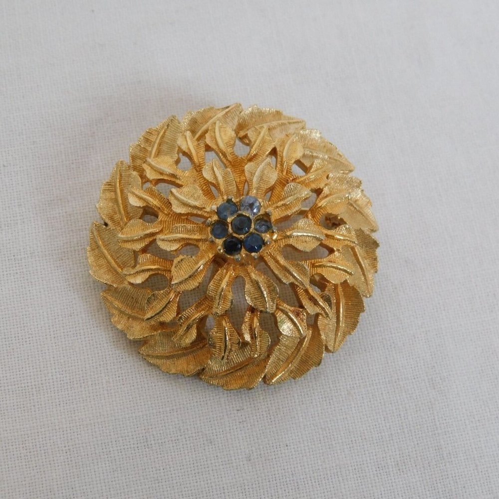 Benedikt NY Blue Rhinestone Textured Gold Tone Round Leaves Brooch Pin 1.25 FLAW